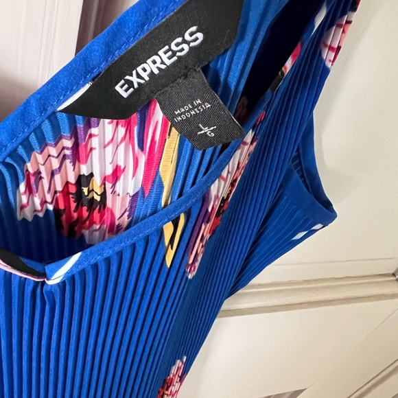 Express Blue Floral tank size L - Picture 3 of 4